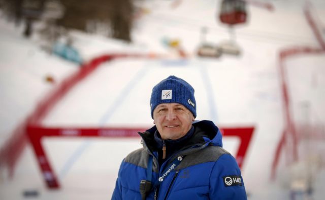 Zamejski Slovenec Peter Gerdol, nekoč šef smučišča v Trbižu, je v tej sezoni prevzel vlogo vodje svetovnega pokala za ženske od nekdanjega smučarja Atleja Skårdala. FOTO: Matej Družnik/Delo