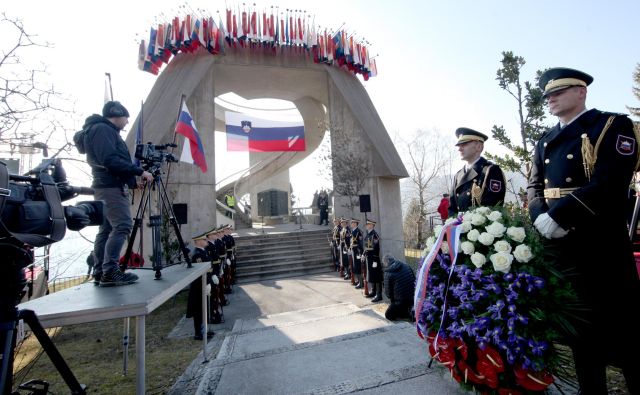 Letos v januarskih dneh spet, kot že mnogokrat doslej, poslušamo duhamorno mantro o tem, kakšen smisel je sploh imel poslednji boj Pohorskega bataljona na Osankarici, pa boji Cankarjevega bataljona v Dražgošah ... Foto Mavric Pivk