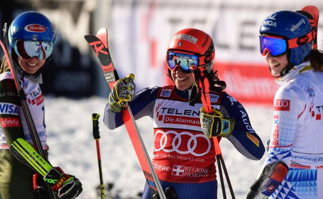 Prvouvrščena Federica Brignone, drugouvrščena Petra Vlhova ter tretjeuvrščena Mikaela Shiffrin. FOTO: Miguel Medina/Afp