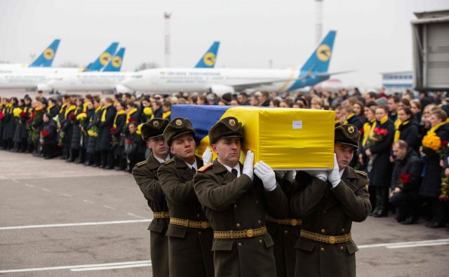 Ukrajinske žrtve tragičnega dogodka so danes prepeljali v domovino. FOTO: Afp