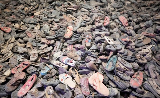 Ko so enote sovjetske Rdeče armade prišle do koncentracijskega taborišča Auschwitz, so našle 40.000 parov čevljev. Foto Axel Schmidt Reuters