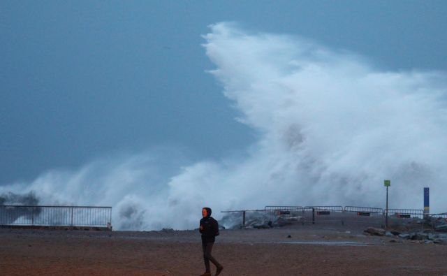 Plaža Barceloneta (Barcelona) v času neurja Gloria. FOTO: Nacho Doce/Reuters