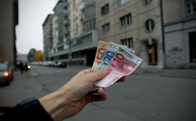 Na medletni ravni so potrošniška posojila rasla po deset- do dvanajstodstotni stopnji. FOTO: Blaž Samec/Delo