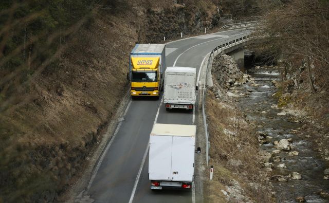 Odločanje o tretji razvojni osi se zavlačuje tako dolgo, dokler trebuhi lobistov niso polni, ne glede na ceno in škodo. FOTO: Leon Vidic