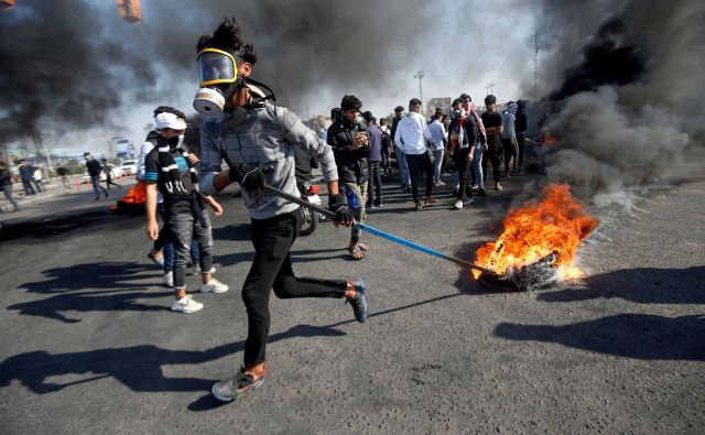 V zadnjih dneh so ulice Bagdada in drugih iraških mest v plamenih. FOTO: Reuters