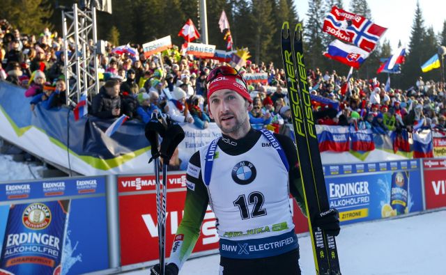 Jakov Fak uživa ob podpori številnih privržencev na domači Pokljuki. FOTO: Matej Družnik/Delo