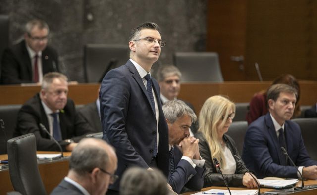 Premier izpostavlja, da če je resna volja prisotna, bo državni zbor zakon izglasoval. »O tem se govori že leta in leta. Ukrep je dober za ljudi. Prihaja trenutek resnice, kdo je za in kdo proti,« je še zapisal. FOTO: Voranc Vogel/Delo