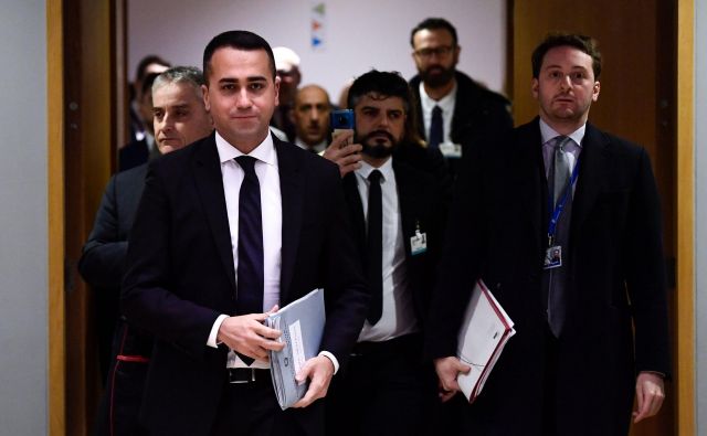 Luigi di Maio se umika z vrha Gibanja 5 zvezd. FOTO: John Thys/AFP