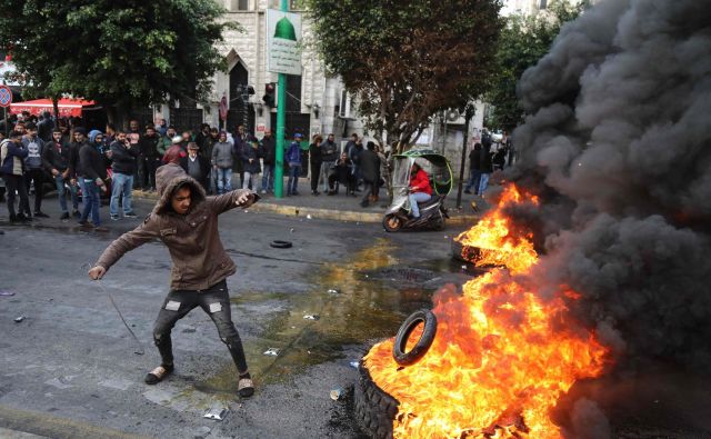 Prizor z današnjih protestov v Bejrutu. FOTO: Ibrahim Amro/AFP