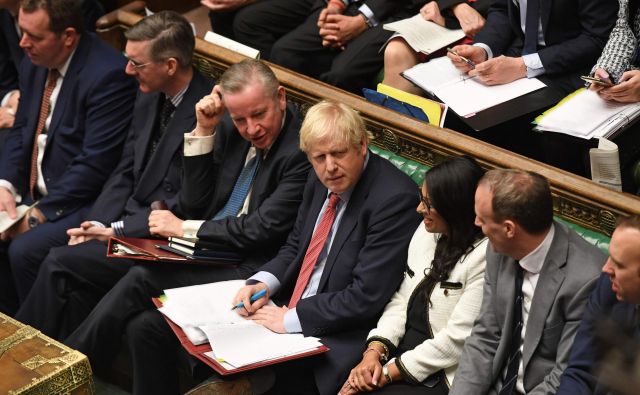 Britanski premier Boris Johnson med rednim odgovarjanjem na poslanska vprašanja. Foto: Jessica Taylor/Afp