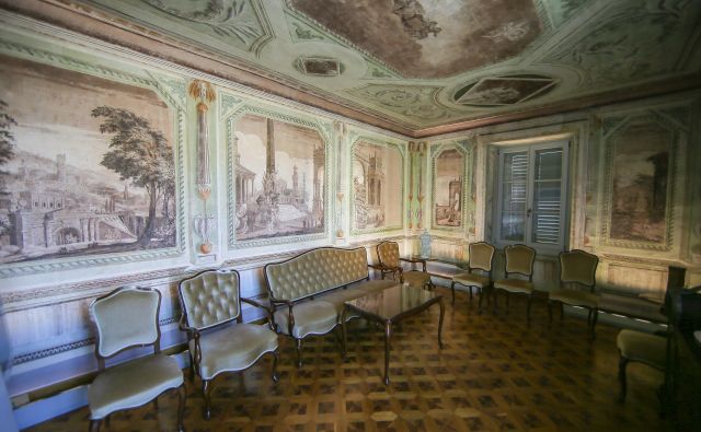 Stenske poslikave v tako imenovanem <em>piano nobile</em> so izvedene po grafični predlogi znamenitih beneških slikarjev.