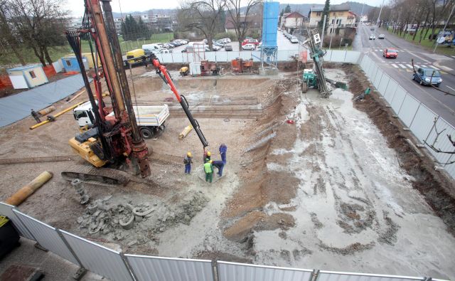 Ob Vodnikovi cesti bo Avto Krka v letu in pol zgradila 23 stanovanj in dve športni dvorani. FOTO: Mavric Pivk