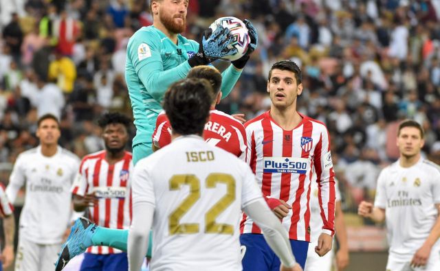 Jan Oblak (z žogo) in Alvaro Morata (desno) sta izpustila četrtkovo »sramoto« v Leonu, jutri bosta krenila nad Leganes. FOTO: AFP