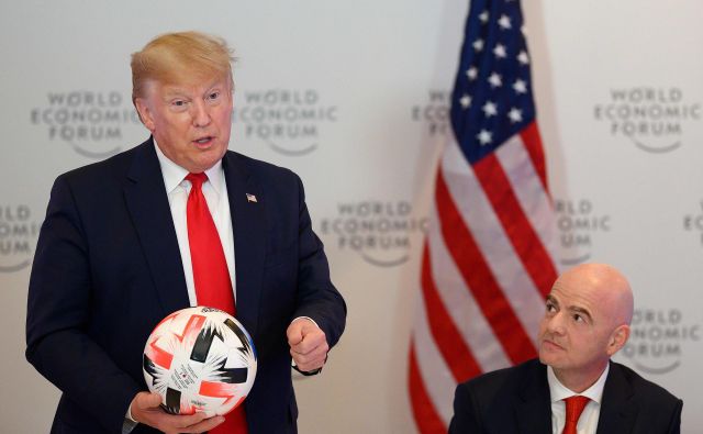 Ameriški predsednik Donald Trump z žogo, ki mu jo je podaril prvi mož Fife Gianni Infantino (desno). FOTO: AFP