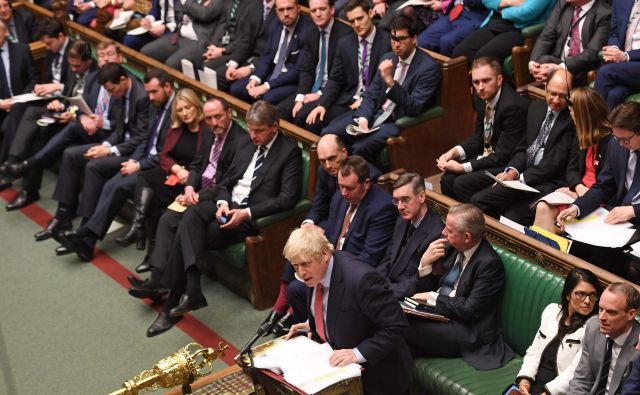 Britanski premier Boris Johnson med včerjašnjim odgovarjanjem na poslanska vprašanja. Foto: Jessica Taylor/Afp