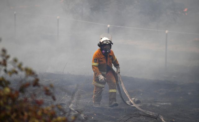 Gasilci zdaj poskušajo ustaviti požare pred glavnim mestom. FOTO: Stringer Reuters