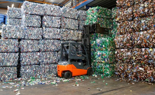 Do leta 2050 bi lahko skoraj 60 odstotkov proizvodnje plastike temeljilo na ponovni uporabi in reciklaži. Foto Reuters