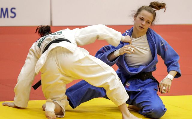 Kaja Kajzer (desno) je v Tel Avivu opravila z vsemi tekmicami v kategoriji do 57 kilogramov. FOTO: AFP