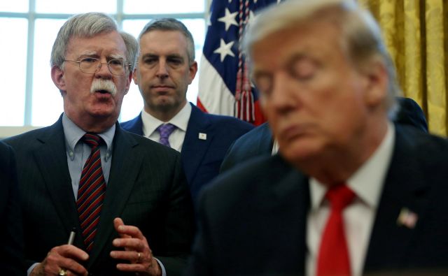 Ameriški predsednik Donald Trump in njegov že nekdanji svetovalec za nacionalno varnost John Bolton. FOTO: Leah Millis/Reuters