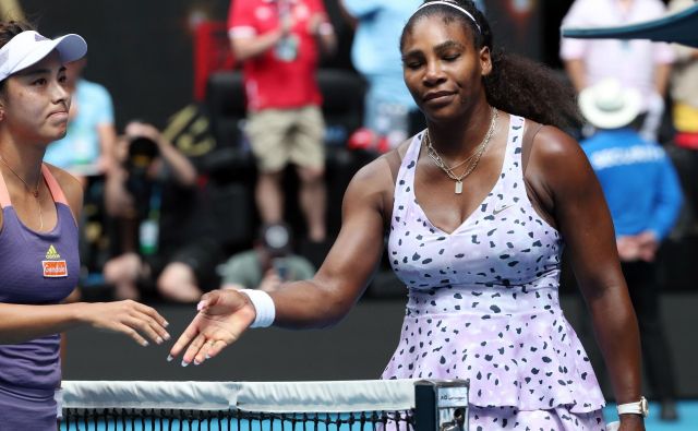 Prva dama ženskega tenisa Serena Williams je senzacionalno izpadla v tretjem krogu odprtega prvenstva Avstralije. FOTO: AFP