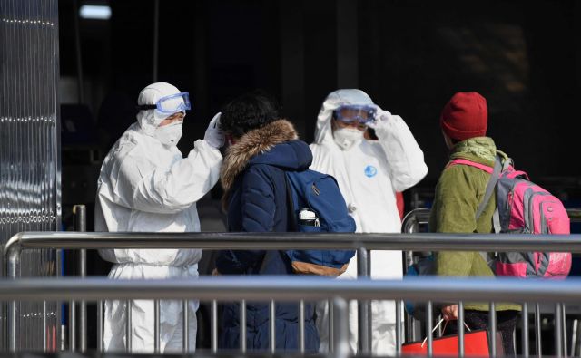 Vozovnice za javni prevoz preverjajo uslužbenci, oblečeni v varnostne obleke, grožnja virusa je velika. FOTO: Noel Celis/AFP