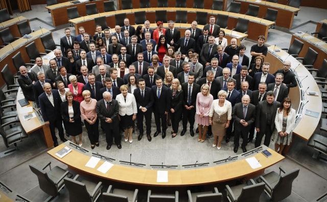 Več kot polovica parlamentov oziroma poslanskih zbornic držav članic Evropskih unij je sprejela posebne etične kodekse za poslance. Ali se jim bo Slovenija pridružila, bi lahko postalo jasno že kmalu. FOTO: Uroš Hočevar/Delo