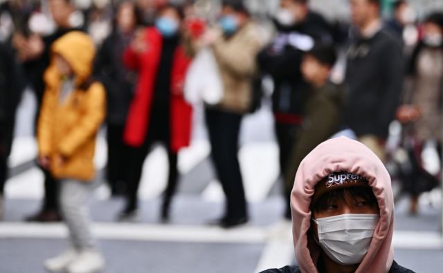 V mesto Wuhan, kjer je virus 31. decembra lani izbruhnil, je kitajska vojska poslala še 450 zdravstvenih delavcev. FOTO: Charly Triballeau/AFP