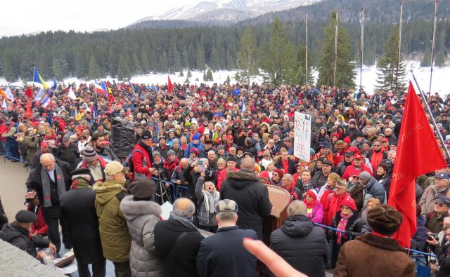 Planina Igman se je na današnji spominski slovesnosti šibila pod težo približno osem tisoč glave množice. FOTO: Bojan Rajšek/Delo