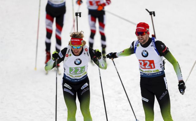 Pred Jakovom Fakom (desno) je zdaj še nedeljska tekma na Pokljuki, Klemen Bauer pa že razmišlja o februarskem SP. FOTO: Matej Družnik/Delo