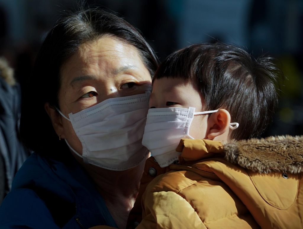 FOTO:Koronavirus se pospešeno širi, o sumu okužbe z virusom poročajo z Dunaja