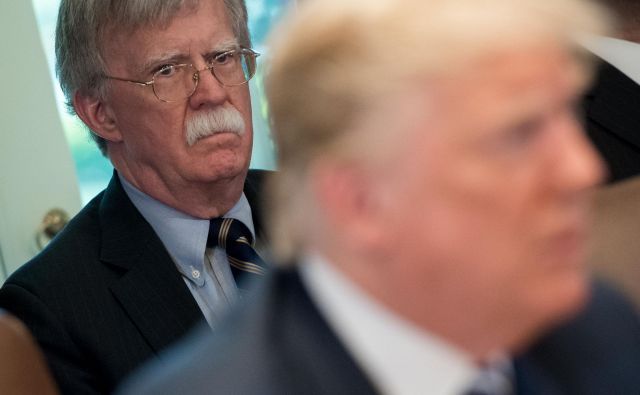 John Bolton, ko je bil na položaju svetovalca za nacionalno varnost, ob predsedniku Donaldu Trumpu. FOTO: Saul Loeb/AFP