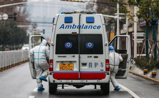 V Wuhan so danes poslali tudi dodatno zdravstveno osebje. FOTO: AFP