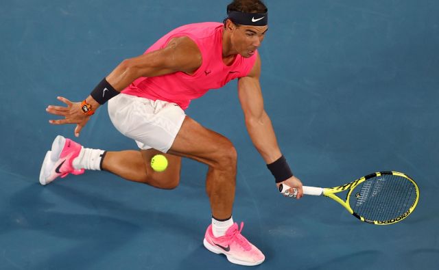 Rafael Nadal je bil v najpomebnejšem delu dvoboja v podaljšanih igrah spet izjemno zbran in natančen. FOTO: Reuters