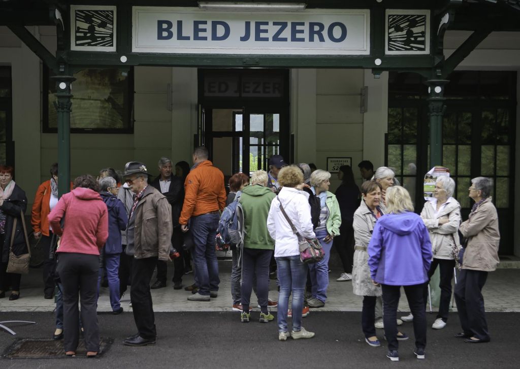 FOTO:Ozaveščeni potniki se ozirajo za vlaki