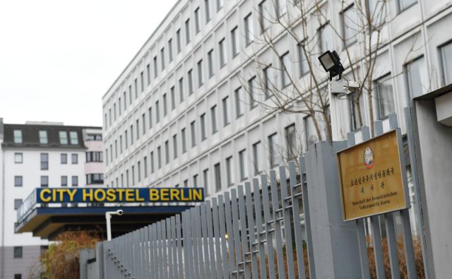 City Hostel Berlin ima prostore v stavbi severnokorejskega veleposlaništva v središču nemške prestolnice. FOTO: Annegret Hilse/Reuters