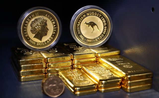 Investitorji iščejo varnost in zato kupujejo obveznice, zlato in varnejše valute. FOTO: Reuters