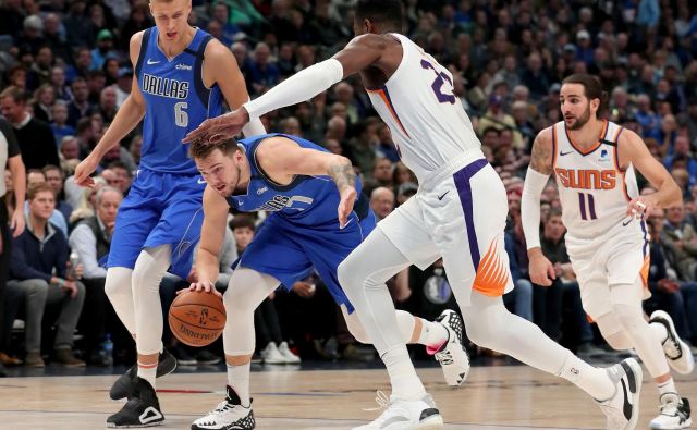 Luka Dončić in košarkarji Dallasa proti Phoenixu niso imeli svojega večera. FOTO: AFP