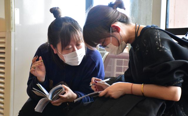 Doslej je virus, ki se je začel širiti iz kitajskega mesta Wuhan, zahteval več kot 130 smrtnih žrtev, okuženih pa je okoli 6000 ljudi.FOTO: Filbert Rweyemamu/AFP