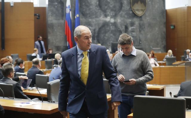 Na dan odstopa Marjana Šarca kot predsednika vlade si je Janez Janša pomenljivo nadel uradno kravato slovenskega predsedovanja EU, ki ga je vodil on. FOTO: Leon Vidic/Delo