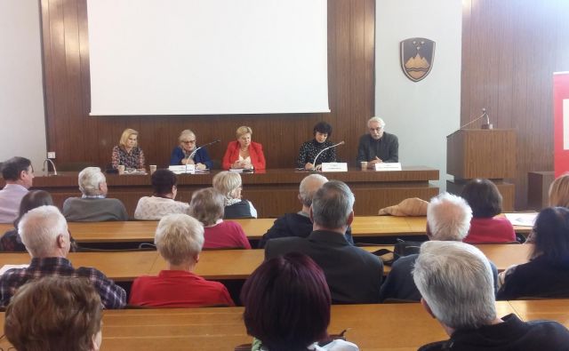 Civilne in politične iniciative morajo združiti moči in pritisniti na prihodnjo vlado, da takoj začne s postopki za sprejem zakona o dolgotrajni oskrbi, so poudarili razpravljavci na posvetu, ki ga je organiziral Forum starejših SD osrednje Slovenije. Foto Andreja Žibret Ifko
