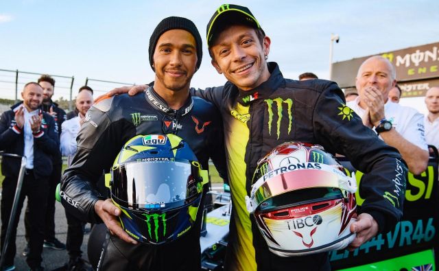 Valentino Rossi (desno) se je med pripravami srečal tudi s šestkratnim prvakom formule 1 Lewisom Hamiltonom. FOTO: Motogp.com