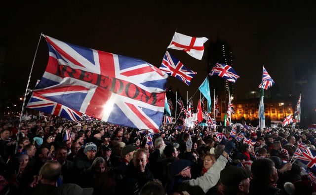 Množice ljudi so brexit pričakale v središču londonskega Westminstra. Foto: Simon Dawson/Reuters