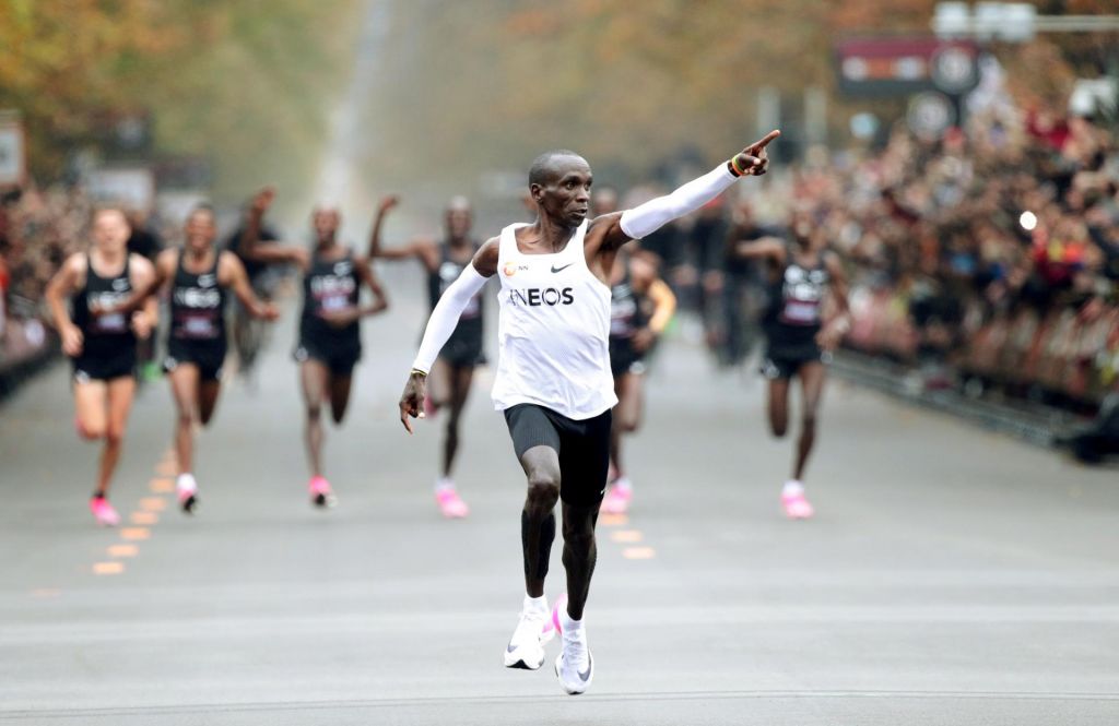 FOTO:Prepovedali uporabo čevljev, s katerimi je Kipchoge maraton pretekel pod dvema urama