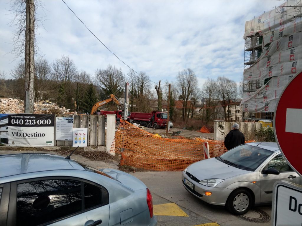 FOTO:Gradbinci na robu Habjanovega bajerja
