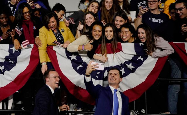 Pete Buttigieg s soprogom Chastenom v Des Moinesu. FOTO: Reuters