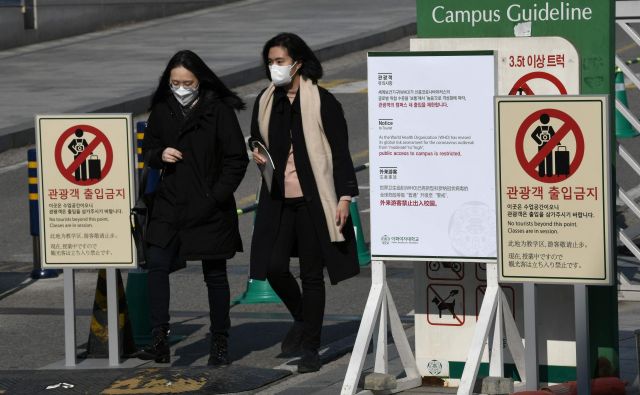 Koronavirus je prišel tudi v Južno Korejo, tam je šestnajst okuženih. FOTO: Jung Yeon-je/AFP