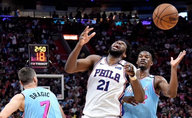 Goran Dragić mlajšega kolega Jimmyja Butlerja v slogu izkušenega košarkarja vzgaja v vodjo moštva. FOTO:  USA Today Sports