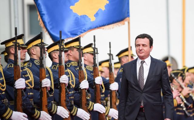 Preizkusni kamen za novega premierja bo tudi sojenje nekdanjim borcem Osvobodilne vojske Kosova osumljenim za vojne zločine, ki jih ljudje slavijo kot narodne heroje. FOTO: Armend Nimani/AFP
