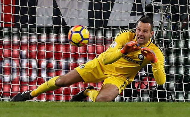 Samir Handanović ima pozitivne izkušnje v tekmah z Milanom, bomo videli, ali jih bo obogatil tudi v nedeljo. FOTO: Reuters