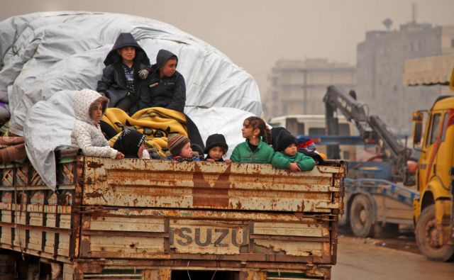 Sirska družina beži iz Idliba proti meji s Turčijo. Foto: AFP